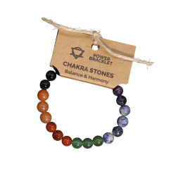 N�rbillede af et elastisk Chakra Stones Power Armb�nd set fra en skr� vinkel. Man ser det fulde farveforl�b af de 8mm krystalperler og m�rket med teksten 'CHAKRA STONES', som symboliserer balance og harmoni.