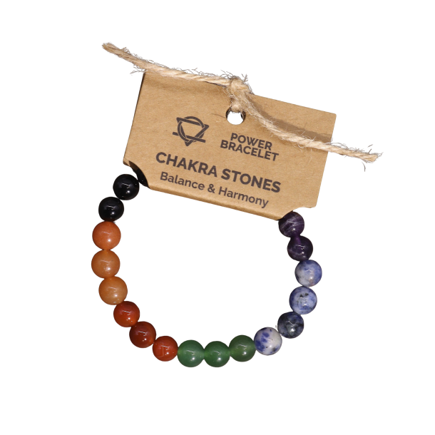 N�rbillede af et elastisk Chakra Stones Power Armb�nd set fra en skr� vinkel. Man ser det fulde farveforl�b af de 8mm krystalperler og m�rket med teksten 'CHAKRA STONES', som symboliserer balance og harmoni.