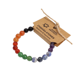 Chakra Stones Power Armb�nd med 7 forskellige farvede natursten-perler. Armb�ndet ligger fladt med et brunt papm�rke fastgjort med jutesnor, hvorp� der st�r 'POWER BRACELETS', 'CHAKRA STONES' og 'Balance & Harmony'.