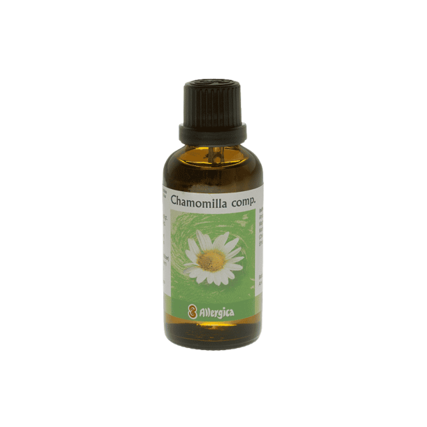En m�rkebrun apoteker-glasflaske fra Allergica. Etiketten viser et smukt billede af en hvid og gul kamilleblomst med en beroligende, bl�d gr�n baggrund. Flasken indeholder 50 ml Chamomilla comp. dr�ber og har en praktisk indbygget dr�bet�ller.