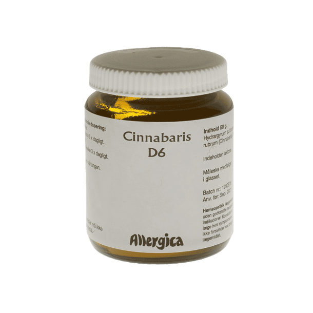 Et klassisk brunt apoteker-glas med hvidt skruel�g fra Allergica. Etiketten har et rent og klinisk design med navnet Cinnabaris D6 tydeligt skrevet. Glasset indeholder 50 g h�ndpotenseret hom�opatisk pulver.