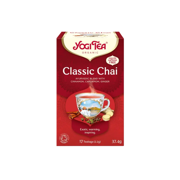 Den klassiske m�rker�de �ske fra Yogi Tea Organic med teksten 'Classic Chai'. P� forsiden ses en tekop, der spejler et indisk landskab, omgivet af krydderier som kanelst�nger, gr�n kardemomme og ingef�r.
