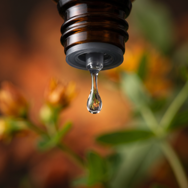 makrobillede af en vanddr�be, der falder fra den indbyggede dr�bet�ller p� en m�rk ravfarvet glasflaske. Den bl�dt sl�rede baggrund kombinerer varme, br�ndte orange og ravgyldne nuancer med milde, botaniske strejf fra Perikon. Lyset er svalt, afd�mpet, og udstr�ler absolut harmoni, indre ro og en afslutning p� dagens overstimulering.
