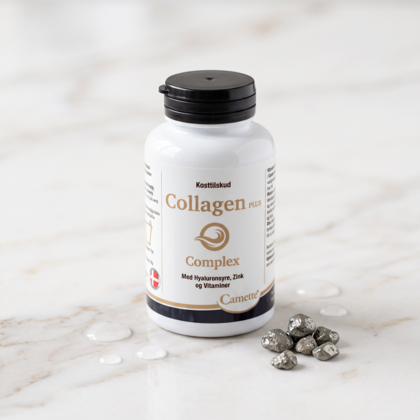 N�rbillede af den hvide Camette Collagen d�se, der st�r skarpt p� en ren marmoroverflade. Lidt klart, bl�t vand og sm� skinnende zink-mineraler reflekteres diskret i baggrunden under et lyst dagslys.