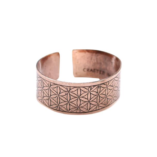 H�ndlavet tibetansk kobberarmb�nd med Flower of Life m�nster pr�get i Nepal hos Helseservice.