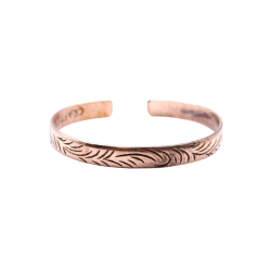 Et slankt og elegant tibetansk kobberarmb�nd formet som en �ben cuff, prydet med fine, h�ndgraverede tribal swirl m�nstre.