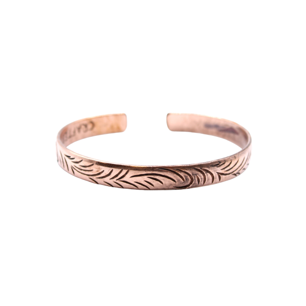 Et slankt og elegant tibetansk kobberarmb�nd formet som en �ben cuff, prydet med fine, h�ndgraverede tribal swirl m�nstre.