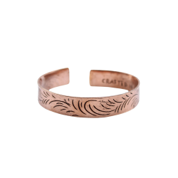 Et bredt, r�dgyldent tibetansk kobberarmb�nd formet som en �ben cuff, dekoreret med h�ndsl�ede tribal swirl m�nstre.