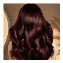 Illustration af det forventede farveresultat med R�mer Henna M�rk Mahogni, der viser en sund og glansfuld h�rpagt med dybe vinr�de refleksioner og naturligt lysspil.