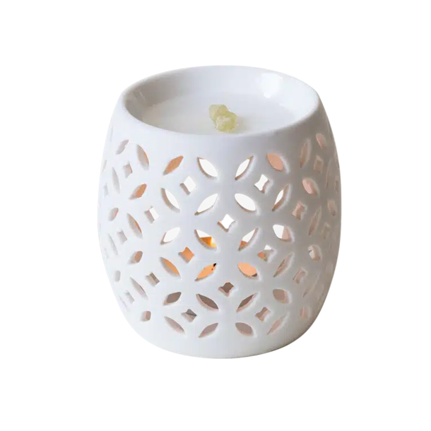 Firefly duftlampe i hvidt porcel�n med udsk�rne huller. Vist i dagslys med et par stykker gr�nlig harpiks liggende i den �verste sk�l.