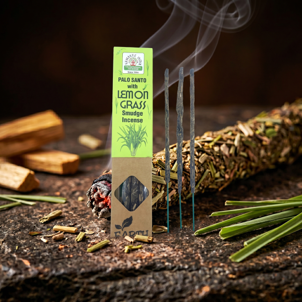 Et fredfyldt og spirituelt meditationshj�rne. En tyk urter�gelsespind gl�der i en smuk tr�holder. Solen skinner bl�dt ind, og r�gelsen spreder en rolig r�g ved siden af friske citrongr�sblade og nogle krystaller.