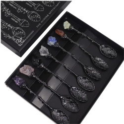 N�rbillede af de syv witch spoons med �gte krystaller som ametyst og lapis lazuli i en sort holder.