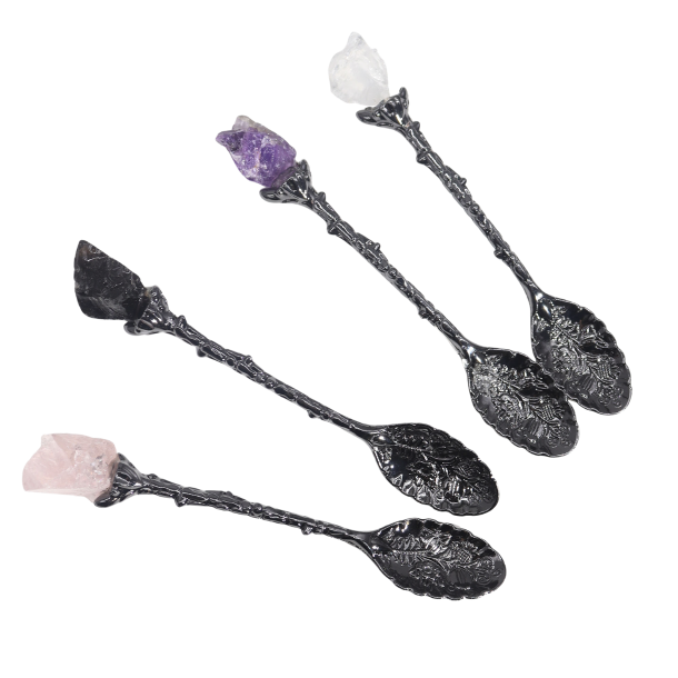 Spirituelle hekseskeer med rosakvarts, sort obsidian og bjergkrystal vist p� en m�rk baggrund.