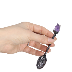 En person holder en af de m�rke s�lv krystalskeer for at vise de detaljerede udsk�ringer og st�rrelsen p� 11 cm.