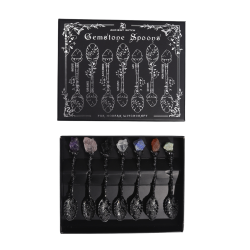 Gemstone Witch Spoons spirituelt s�t med 7 krystalskeer i m�rkt s�lv pr�senteret i en illustreret sort gave�ske.