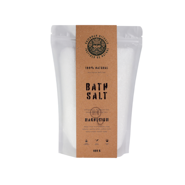 En stor hvid pose med 800g Greenman Rituals Bath Salt. Posen har en flot, rustik brun etiket med et ansigt lavet af blade og teksten '100% Natural Pure Epsom Bath Salt Magnesium'.