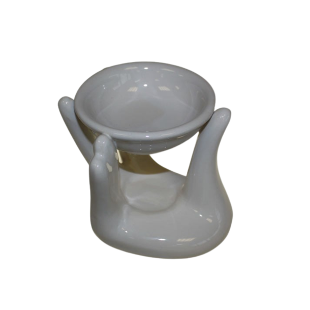 En smuk hvid keramisk duftlampe formet som to hj�lpende h�nder, der n�nsomt b�rer en lille rund sk�l til vand og �teriske olier.