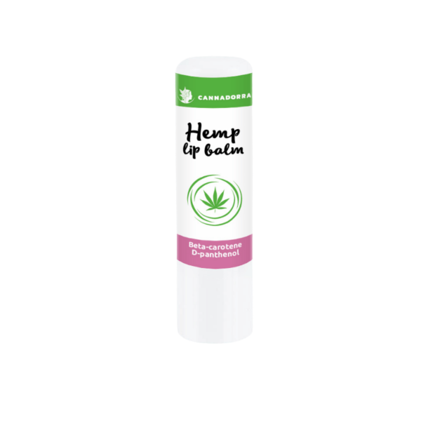 En hvid l�bepomade-stift fra Cannadorra (4,8 ml). Etiketten har gr�nne detaljer med et hampeblad �verst, og et bredt lyser�dt b�nd nederst med teksten 'Beta-carotene D-panthenol'.