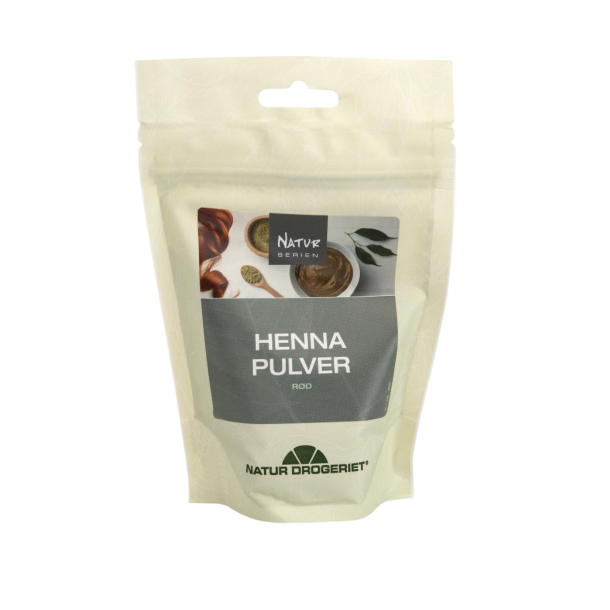 Den praktiske 100g pose med Natur Drogeriet Hennapulver R�d. Posen er lysegr�n med et stilrent billede i midten, der viser det fine, gr�nlige plantepulver, en r�rt hennapasta og et fyldigt, r�dt h�r. Nederst ses Natur Drogeriets klassiske gr�nne logo.