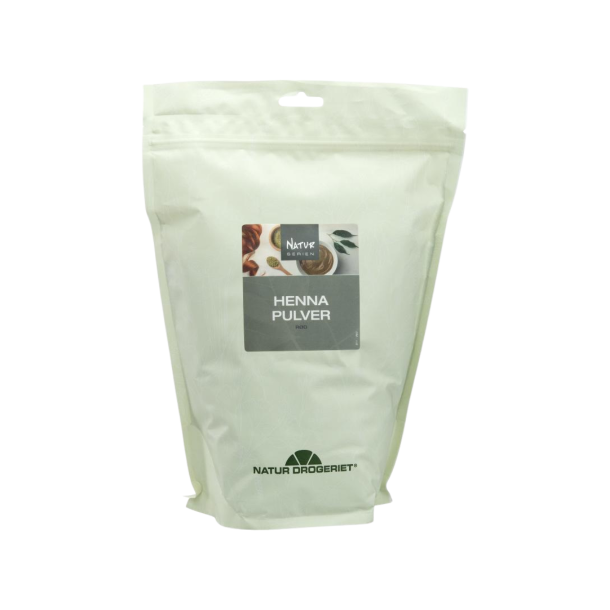 Den store 1 kg pose med Natur Drogeriet Hennapulver R�d. Posen er lysegr�n med et stilrent billede i midten, der viser det fine, gr�nlige plantepulver og et fyldigt, r�dt h�r. Nederst ses Natur Drogeriets klassiske gr�nne logo.