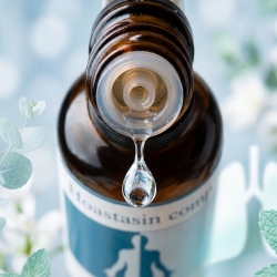 Et krystalklart makrobillede af en ren, iltende vanddr�be, der falder fra den indbyggede dr�bet�ller p� en 1:1 realistisk m�rk ravfarvet glasflaske. Den bl�dt sl�rede baggrund kombinerer friske, k�lige lysebl� og hvide nuancer med sarte botaniske glimt af hvid og mynte (symboliserer frisk luft og lunger). Lyset er klart, forl�sende, og udstr�ler absolut fri passage i luftvejene, ubesv�ret �ndedr�t og holistisk pr�cision.