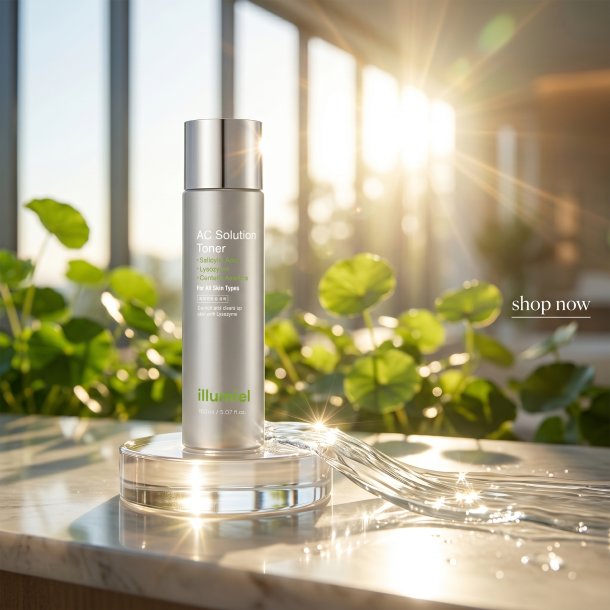 Luksus K-Beauty Illumiel Clear Calming Toner udstillet p� krystalsokkel med rindende vand i gyldent sollys.