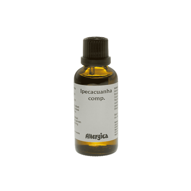 En klassisk m�rkebrun apoteker-glasflaske fra det danske m�rke Allergica. Flasken indeholder 50 ml hom�opatiske Ipecacuanha comp. dr�ber. Den hvide etiket har en ren, minimalistisk tekst med navnet og m�rkets logo.