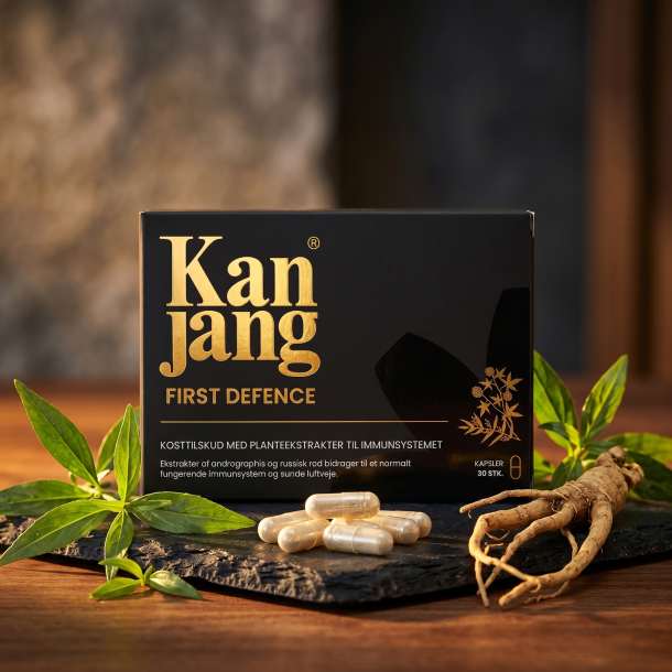 To Kan Jang First Defence kapsler anrettet p� et rustikt tr�bord foran en varm kop te i gyldent efter�rslys.