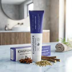 Kingfisher Fennikel tandpasta tube pr�senteret p� lyst bl�t marmor, ledsaget af stjerneanis, fennikelfr� og lakridsrod i et eksklusivt, lyst badev�relsesmilj�.