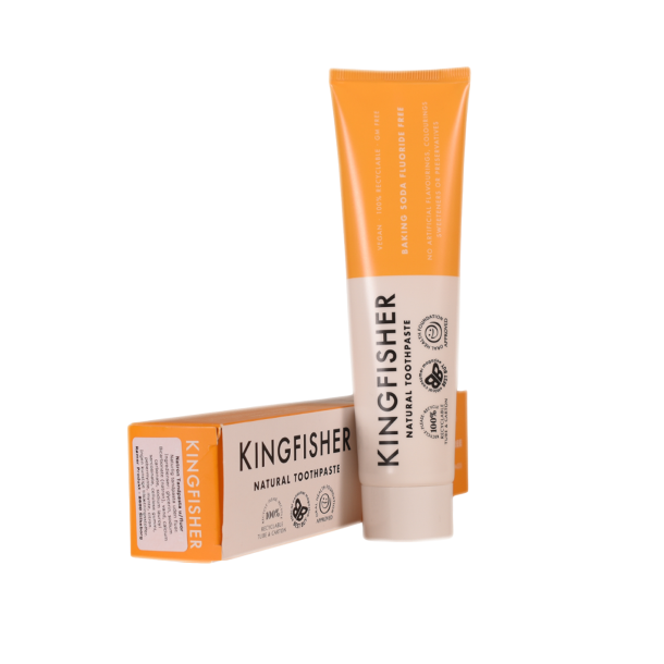 Den karakteristiske orange og hvide tube samt �ske med Kingfisher Natural Toothpaste. �sken og tuben fremviser tydeligt logoet for 'Oral Health Foundation Approved' samt teksten 'Baking Soda Fluoride Free' og 'Vegan'.