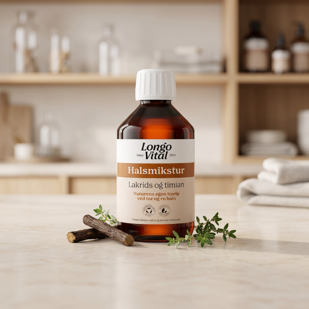 Longo Vital mikstur pr�senteret p� lyst beige marmor, ledsaget af rustik lakridsrod og frisk timian i et rent, botanisk apoteker-milj�.