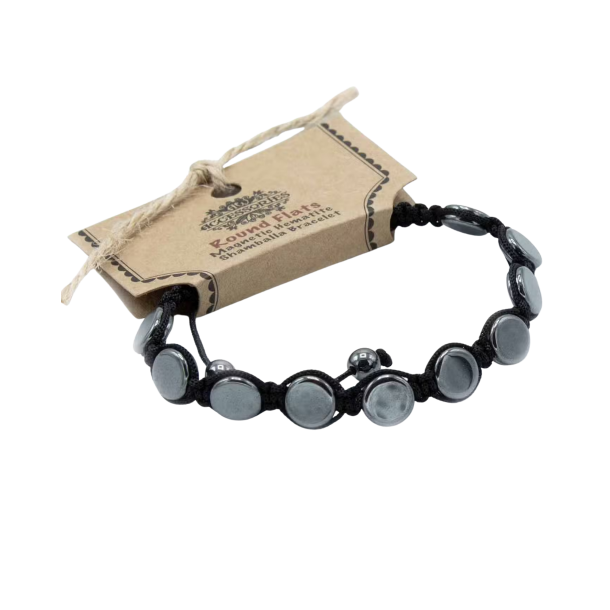 Stilrent sort Shamballa armb�nd med magnetiske h�matit-sten bundet med macram�-knuder.