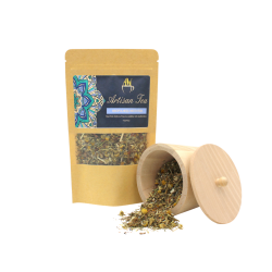 N�rbillede af l�se urter fra Artisan Mindfulness Meditation Tea med hele t�rrede kamilleblomster og lavendel p� en m�rk baggrund.