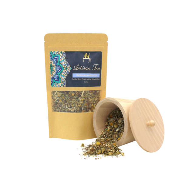 N�rbillede af l�se urter fra Artisan Mindfulness Meditation Tea med hele t�rrede kamilleblomster og lavendel p� en m�rk baggrund.