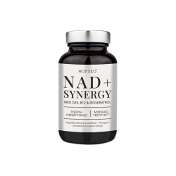 Nordbo NAD+ Synergy. En eksklusiv m�rk glasd�se med s�lvfarvet etiket og l�g, der indikerer et premium vegansk kosttilskud til st�tte af energioms�tningen med Q10 og resveratrol.