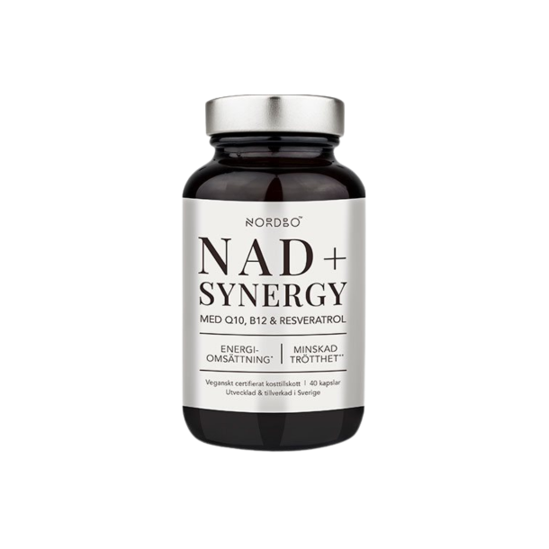 Nordbo NAD+ Synergy. En eksklusiv m�rk glasd�se med s�lvfarvet etiket og l�g, der indikerer et premium vegansk kosttilskud til st�tte af energioms�tningen med Q10 og resveratrol.