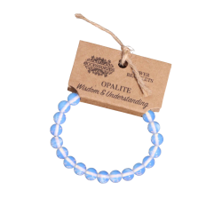 Skr� visning af det samme Opalit Power Armb�nd set fra en vinkel. M�rket med logoet 'AW ACCESSORIES' og detaljerne for 'OPALITE', 'POWER BRACELETS' og 'Wisdom & Understanding' er synligt fra en skr� perspektiv, mens de iriserende krystalperler danner en bue bagved.