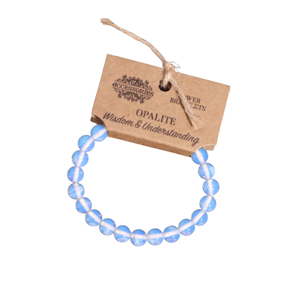 Skr� visning af det samme Opalit Power Armb�nd set fra en vinkel. M�rket med logoet 'AW ACCESSORIES' og detaljerne for 'OPALITE', 'POWER BRACELETS' og 'Wisdom & Understanding' er synligt fra en skr� perspektiv, mens de iriserende krystalperler danner en bue bagved.