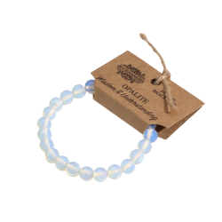 Direkte visning af et Opalit Power Armb�nd med m�lkehvide, polerede krystalperler, der danner en perfekt cirkel. Fastgjort med jutesnor er et brunt papm�rke med logoet 'AW ACCESSORIES' og teksten 'POWER BRACELETS', 'OPALITE' og 'Wisdom & Understanding'.