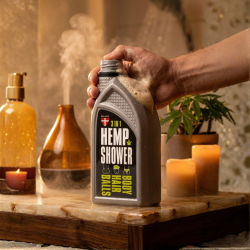 Stemningsfuldt og sanseligt billede af PALACIO Hemp Shower 3-in-1 til m�nd i et luksuri�st spa-milj�. Flasken st�r p� en marmoroverflade omgivet af t�ndte stearinlys, en diffuser med damp og en gr�n hampplante i varmt, gyldent lys. En h�nd trykker cremet s�beskum ud af flasken, mens en bruser anes i den sl�rede baggrund.
