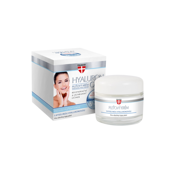 N�rbillede af den hvide PALACIO creme-krukke, der st�r p� et elegant spejlbassin af rent, bl�t vand. Sm�, friske vanddr�ber reflekterer lyset og understreger produktets fugtgivende egenskaber.