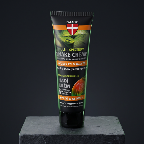 N�rbillede af den sorte Palacio Snake Cream tube, der st�r skarpt og isoleret p� et elegant sort sten-podie, fremh�vet af et bl�dt, gr�nt kantlys. Lyset skaber fokus uden un�dvendige elementer.