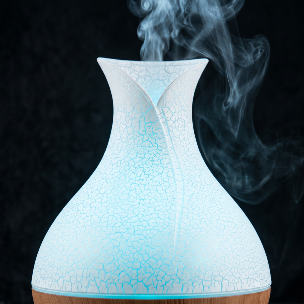 Palma Aroma Diffuser i et m�rkt rum, hvor apparatet lyser op indefra med en kraftig, vibrerende gr�n LED-farve, der skinner magisk ud gennem det krakelerede skaldedesign.