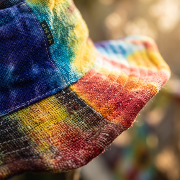 Unik sommerhat sammensat af lapper i hamp og bomuld i et pulserende tie-dye design.