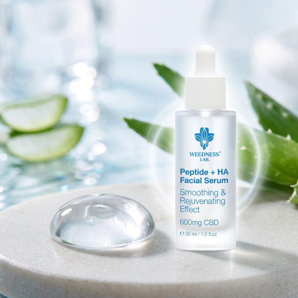 Weedness Lab Peptide + HA Serum i en bl�/hvid flaske udglatter og fugter huden.