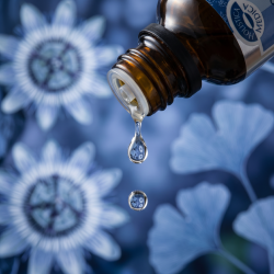 Et krystalklart makrobillede af en ren, flydende vanddr�be, der falder fra den indbyggede dr�bet�ller p� en 1:1 realistisk m�rk ravfarvet glasflaske. Den bl�dt sl�rede baggrund kombinerer k�lige, beroligende bl�lige nuancer med sarte botaniske glimt af hvid og blid gr�n (Passiflora/Ginkgo). Lyset er klart, forl�sende, og udstr�ler absolut frig�relse af indre sp�ndinger, fysisk smidighed og holistisk pr�cision.