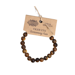 Detaljeret close-up af Tiger�je-krystalperlerne p� armb�ndet. Billedet fokuserer p� de unikke striber og farvespil (chatoyancy) i de 8mm store natursten, der danner en bue uden m�rket p�.