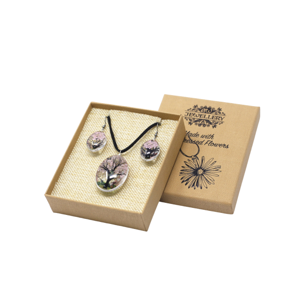 H�ndlavet gaves�t med Tree of Life smykker og �gte pressede lyser�de blomster hos Helseservice.