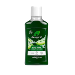 Dr. Organic Aloe Vera Mundskyl i en stor 500 ml gr�nlig flaske med hvidt l�g. Etiketten viser et friskt, oversk�ret gr�nt aloe vera blad, der symboliserer den naturlige, alkoholfrie formel.