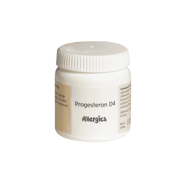 En hvid plastd�se fra danske Allergica med et klassisk skruel�g. Etiketten har en varm beige stribe og b�rer navnet Progesteron D4. D�sen indeholder 90 hom�opatiske laktosetabletter til kvindens balance.